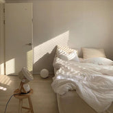 Juego de cama de colores mixtos: beige y blanco